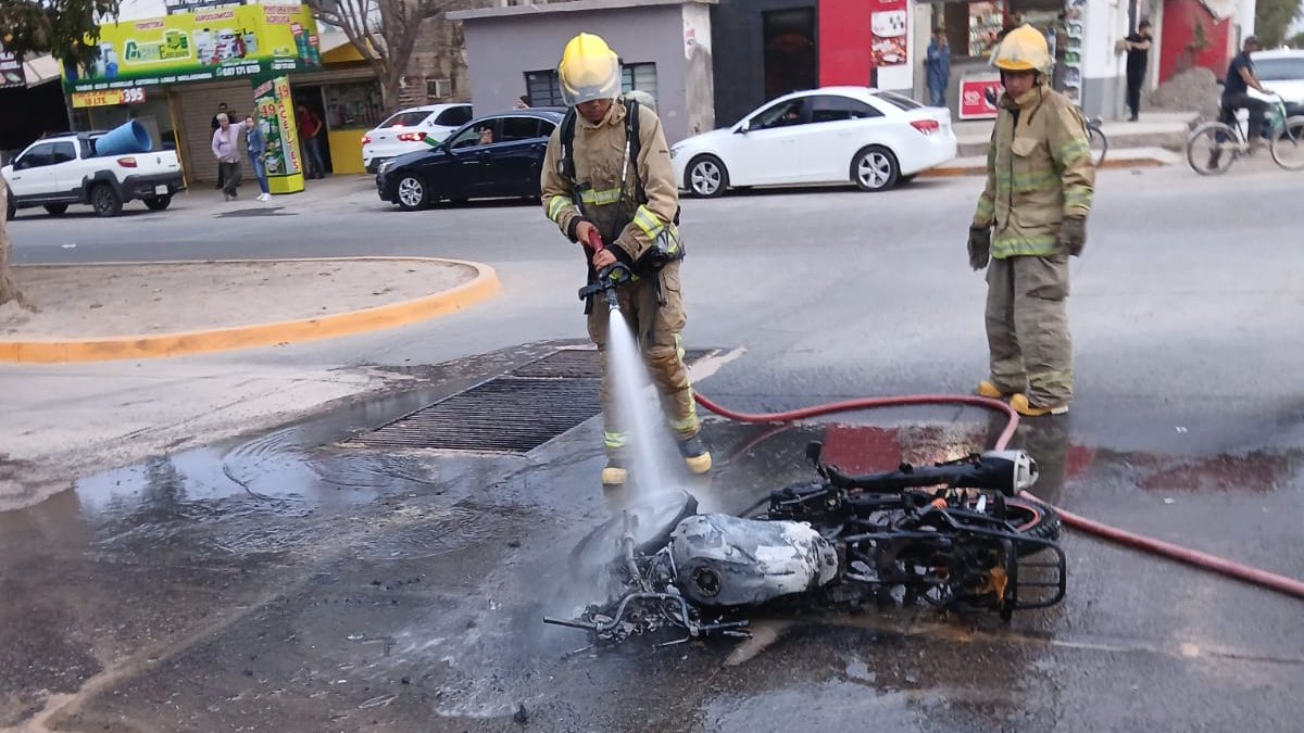 Choque en Guasave deja dos lesionados y una moto incendiada