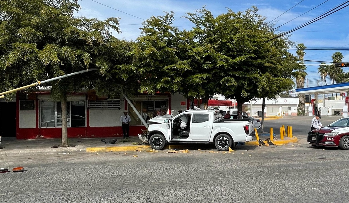 Choque entre dos unidades provoca la caída de un semáforo en el sector Centro de Los Mochis