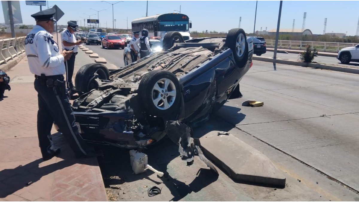 Fuerte choque con volcadura por el Rolando Arjona en Culiacán colapsa el tráfico