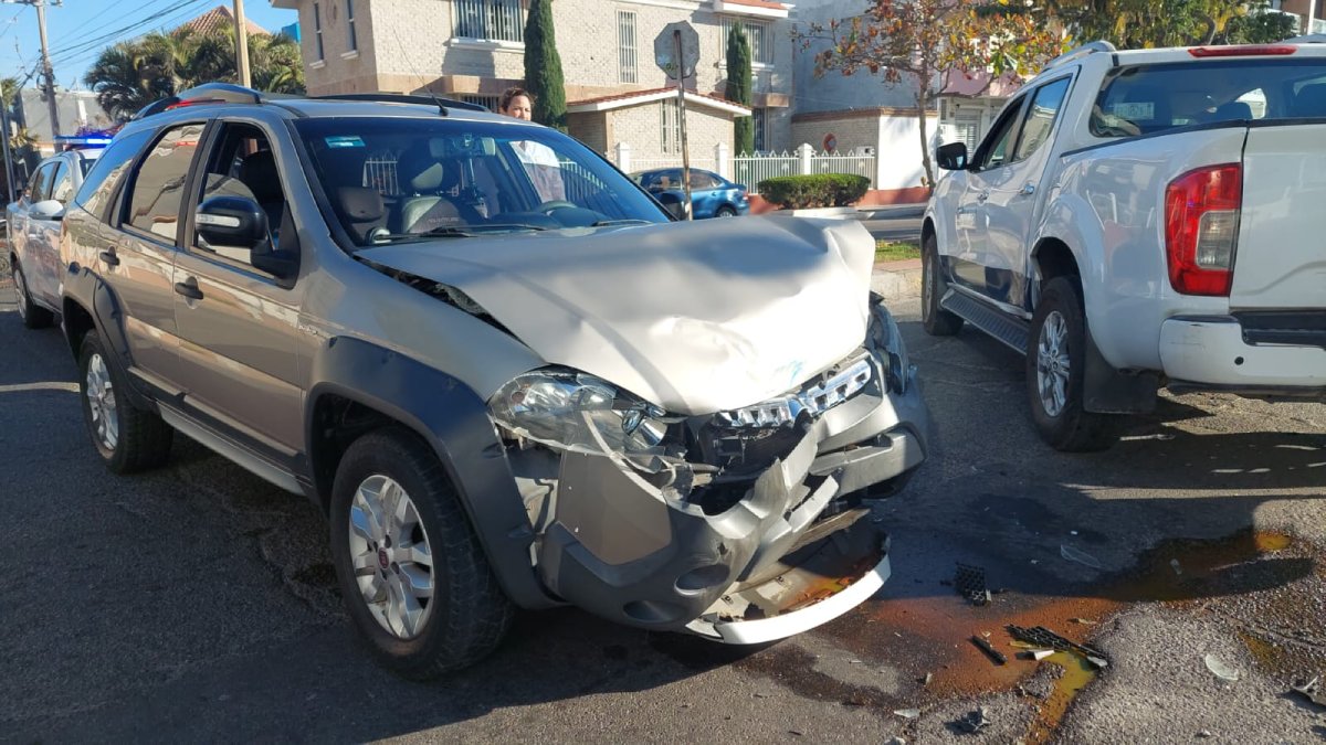 Accidente vehicular en Mazatlán deja cuantiosos daños materiales