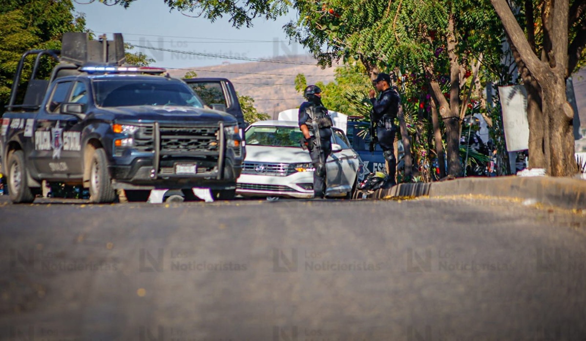 ¡Cierran la calle ancha! Aseguran auto con explosivos en Los Huizaches, Culiacán