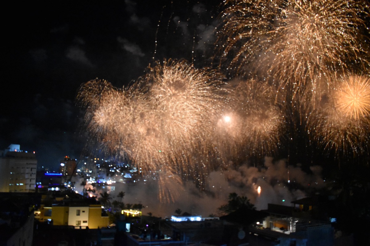 Combate Naval ilumina la bahía de Mazatlán en su sábado carnavalero
