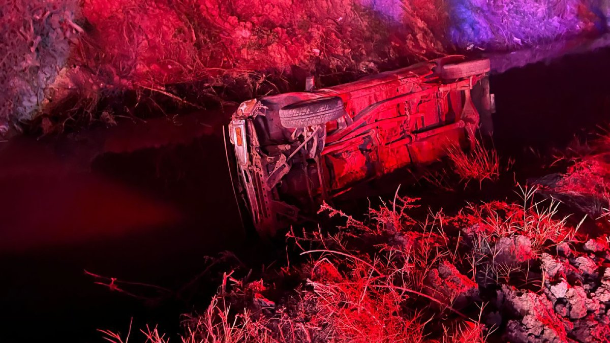Conductor de una camioneta cae a canal que conecta al ejido Benito Juárez, en Ahome