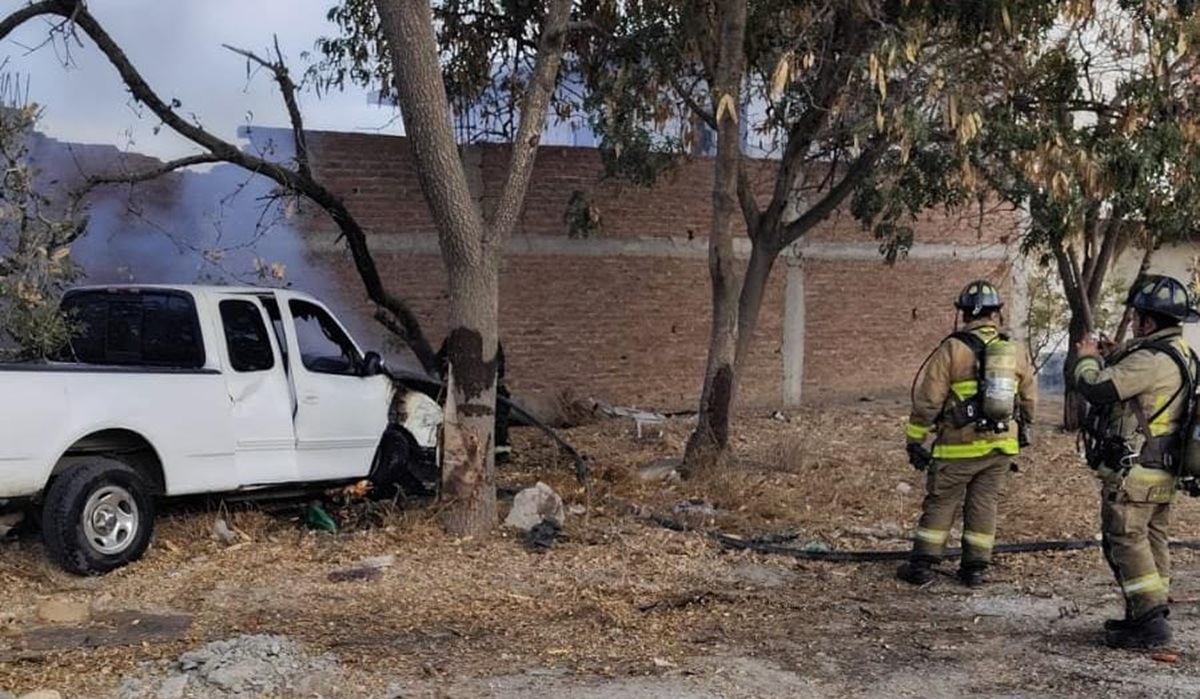 Conductor resulta lesionado tras impactarse contra un árbol en la carretera Mazatlán-Culiacán