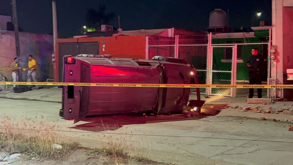 Conductor pierde el control de su camioneta y vuelca en Mazatlán