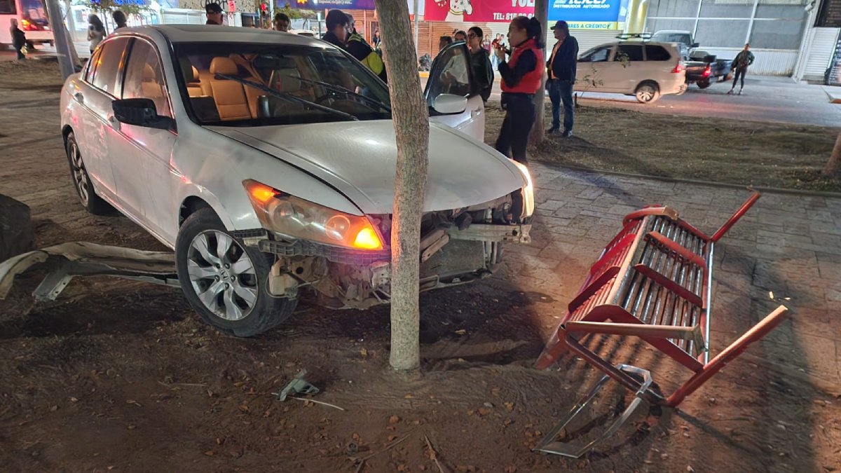 Conductora de un vehículo termina arriba del camellón tras ser impactada por una camioneta en Los Mochis