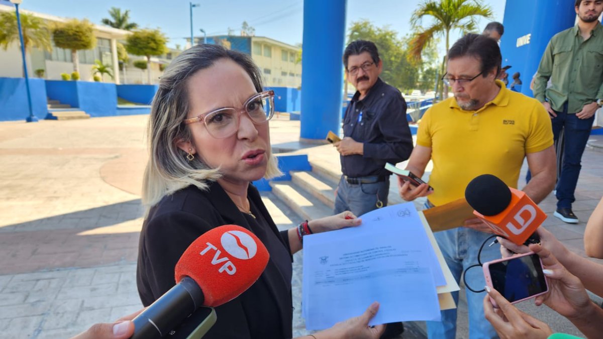 Acusa Denise Díaz irregularidades en registro para rectoría de la UAS, entrega documentos por segunda ocasión