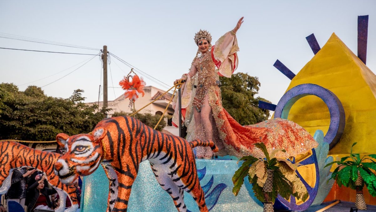 Las calles de la ciudad de Guasave se llenaron de colores gracias al desfile “Encantos del Habibi” del Carnaval 2025