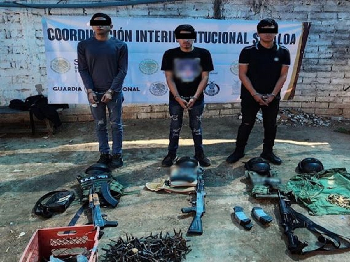 Detienen a 3 y aseguran droga, armas, y 11 vehículos en el sur de Sinaloa