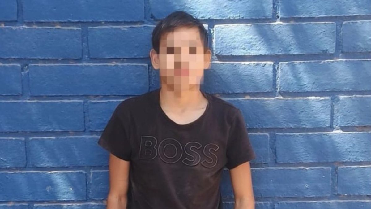 ¡Intentó huir a pie! Detienen a hombre armado cuando viajaba en una camioneta robada en Culiacán