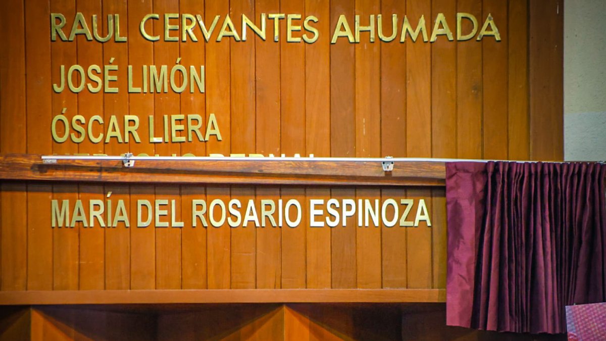 Escriben nombre de María del Rosario Espinoza en el Muro de Honor del Congreso del Estado