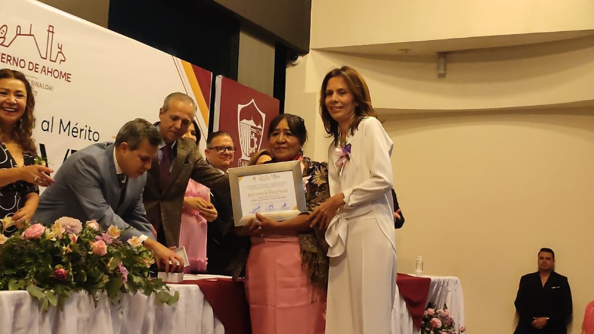 ¡Por vez primera la recibe una indígena Yoreme! Distinguen con medalla Lore de la Vega a 8 mujeres de Ahome