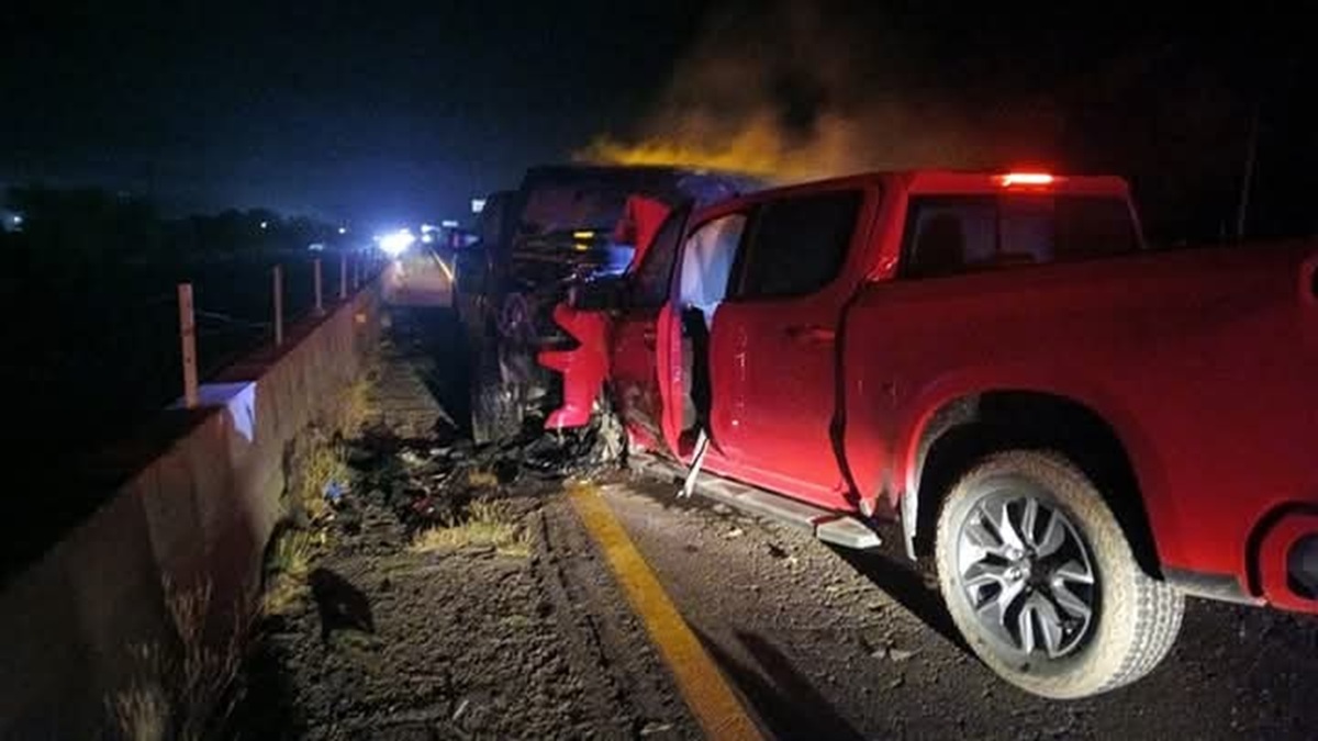 Dos camionetas se impactan de frente sobre la carretera México 15, en Guasave