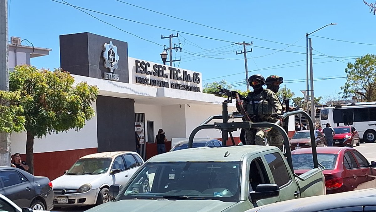 Hallan pistola de agua y otra de cartón en escuela de Culiacán por reporte de alumnos armados y heridos