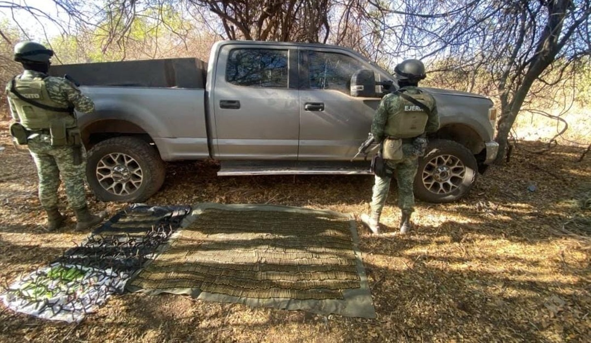 ¡Había cuernos de chivo y ponchallantas! Aseguran camioneta con blindaje en El Carrizal 2, Culiacán