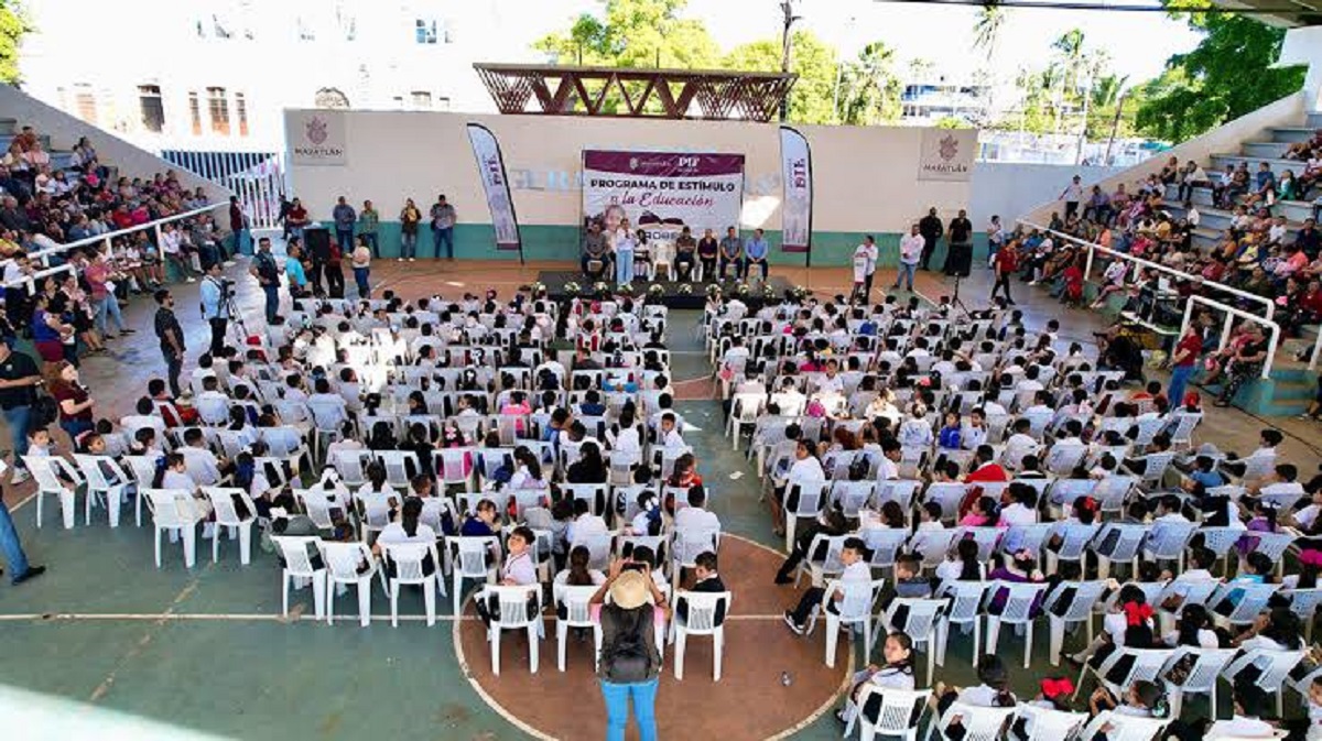 ‘Si desertan, se les retira la Beca Rita Cetina’; concluye la entrega de tarjetas en Sinaloa; desde este 1 de abril continúan con rezagos