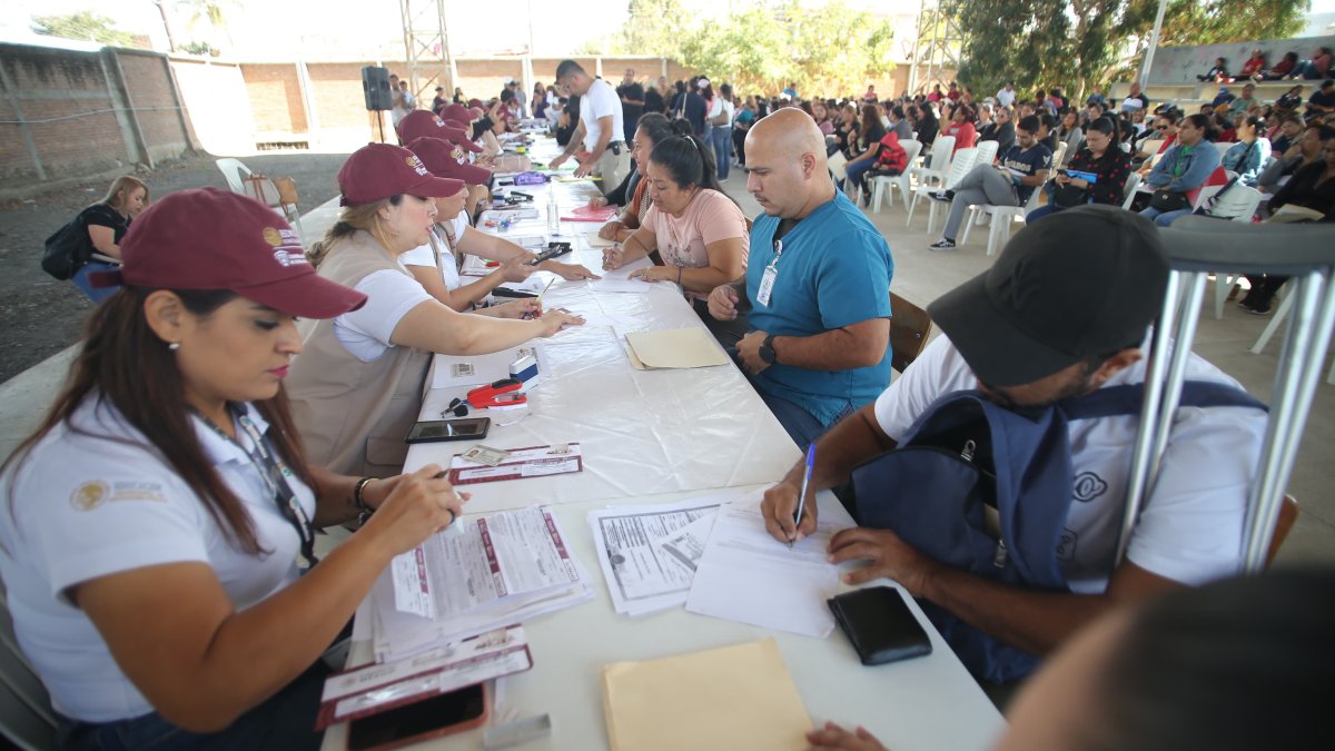 ¡Les llegó el billullo! Alumnos de la secundaria Leyes de Reforma reciben tarjetas de la beca Rita Cetina