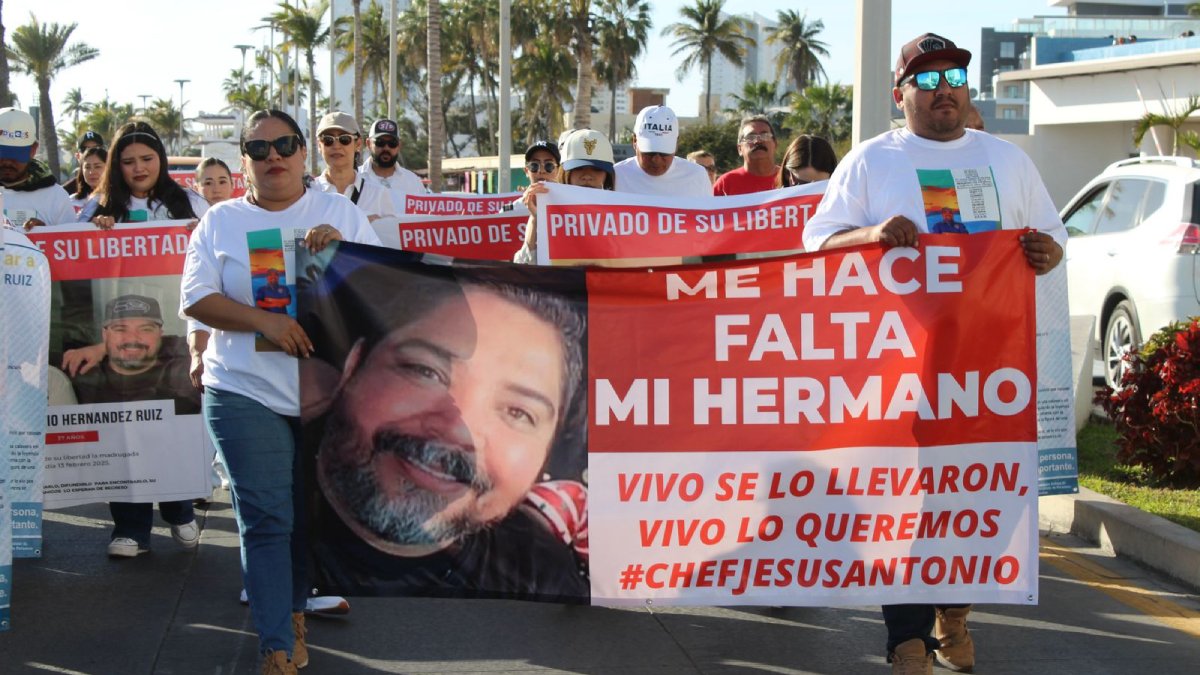 Familiares del chef Jesús Antonio no se detienen; marchan por el regreso del desaparecido en Mazatlán