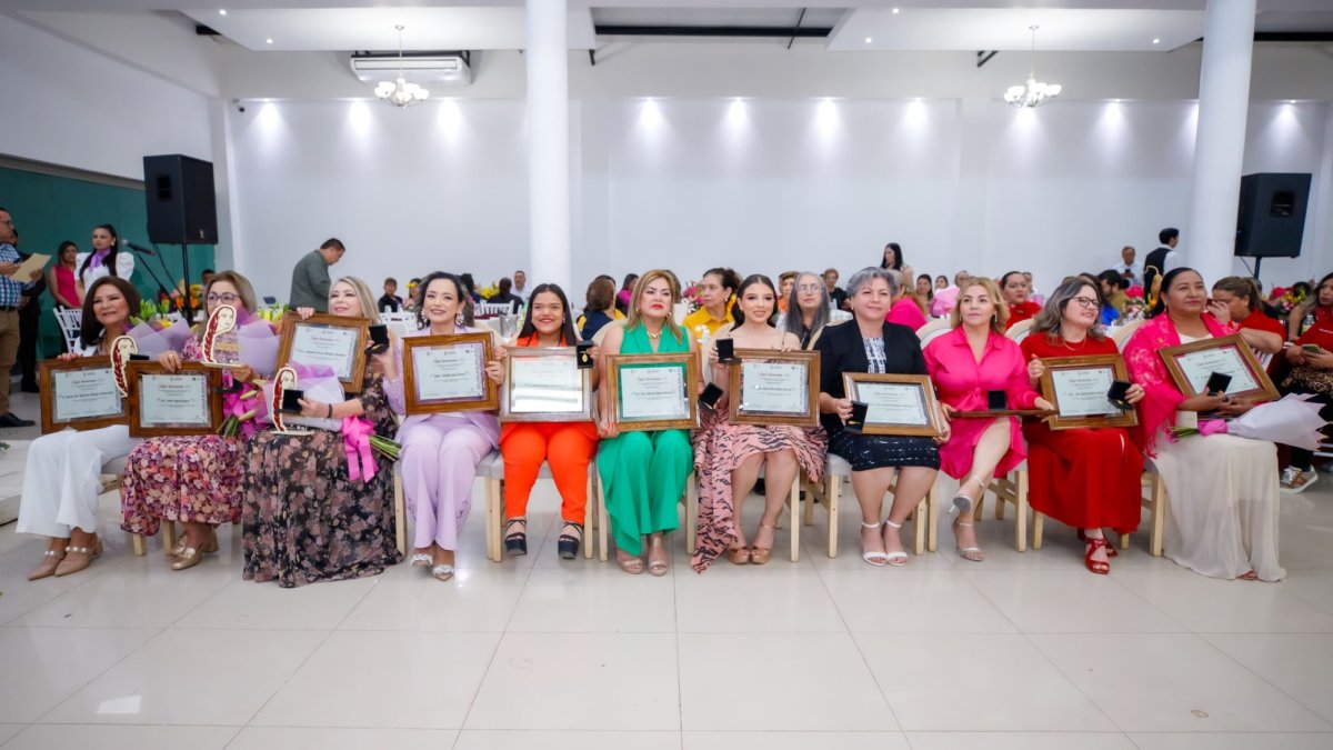 Galardonan a 11 mujeres con el Premio a la Mujer Guasavense 2025
