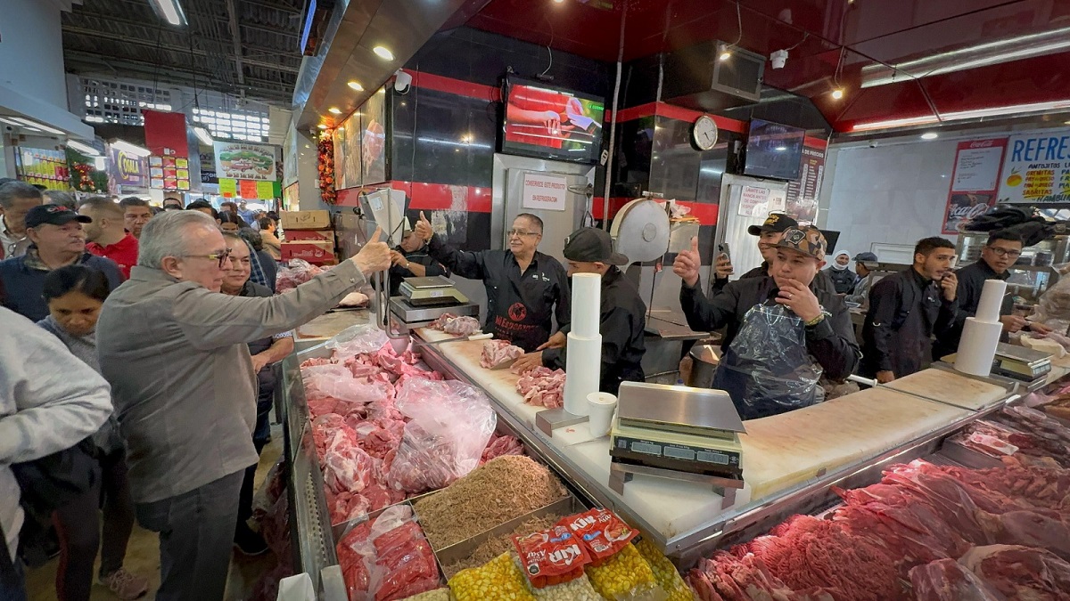 Hace ‘visita dominical’ el gobernador, Rubén Rocha Moya al Mercado de la Juárez y anuncia apoyos para locatarios