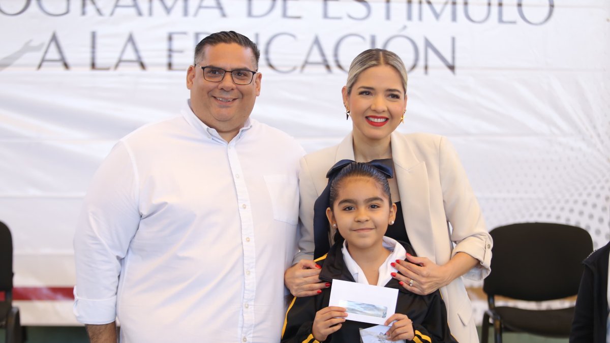 Gobierno de Mazatlán entrega becas a 526 niñas y niños de primaria de la zona urbana