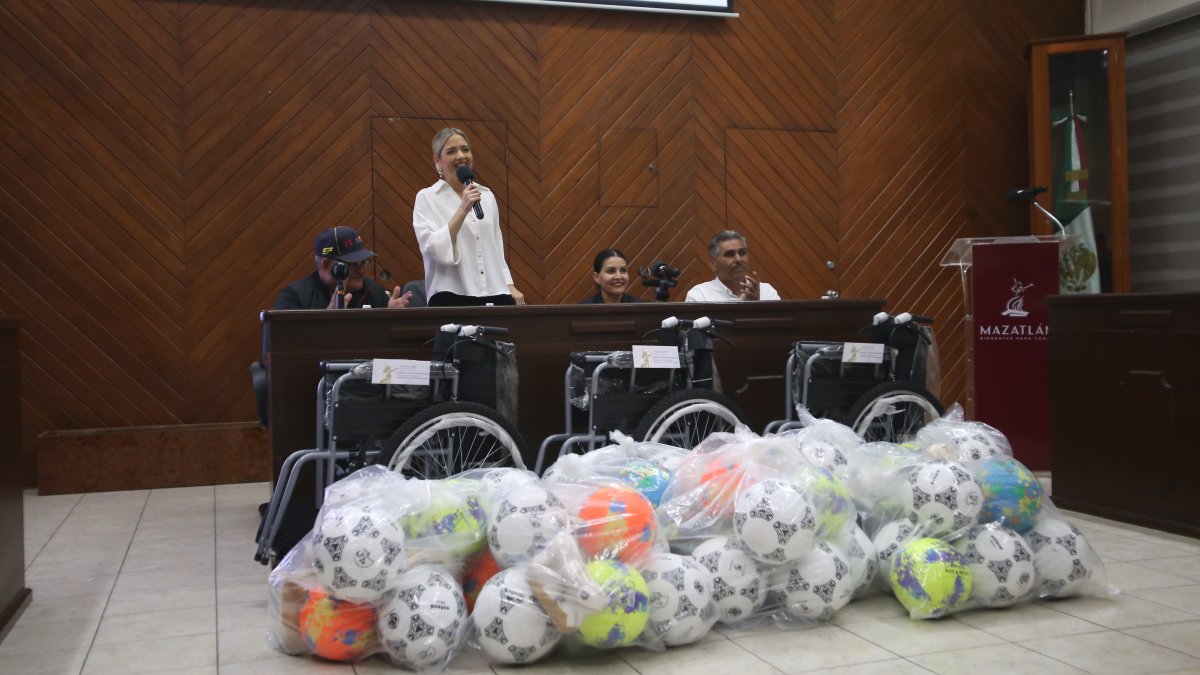 Entrega Gobierno de Mazatlán material deportivo y sillas de ruedas para la zona rural