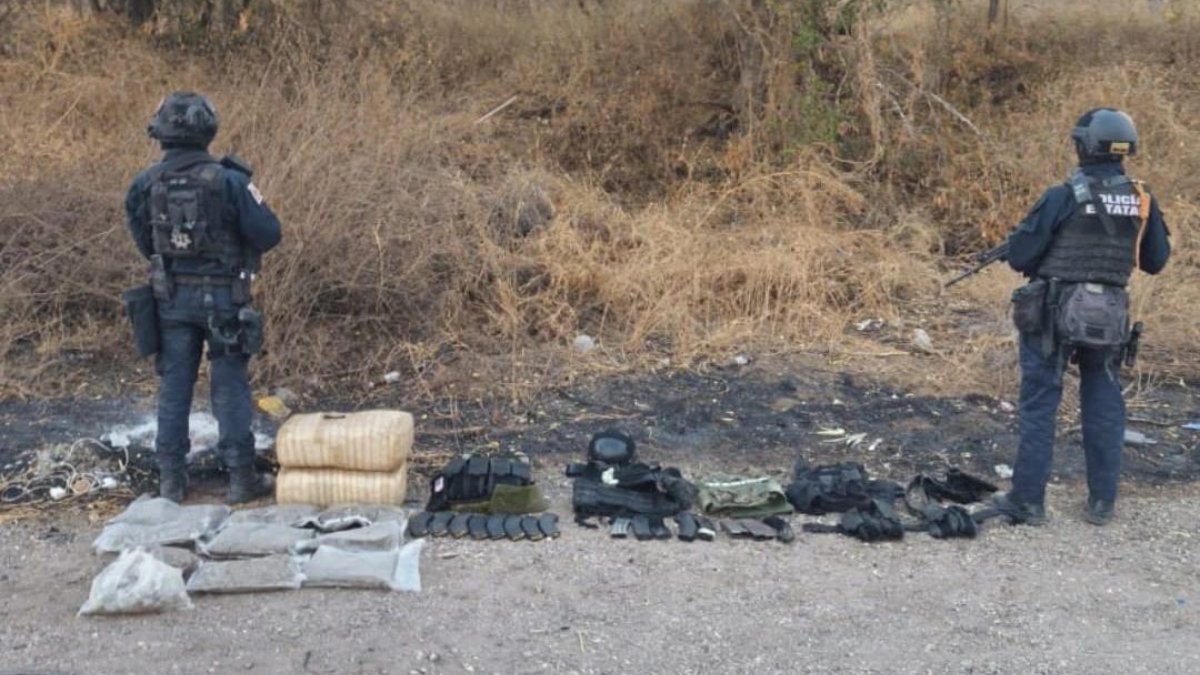 Hallan chalecos antibalas, un casco, cargadores y droga en Guamúchil