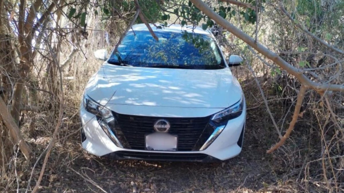 Hallan abandonado en Miravalles un Sentra despojado el martes en Mazatlán