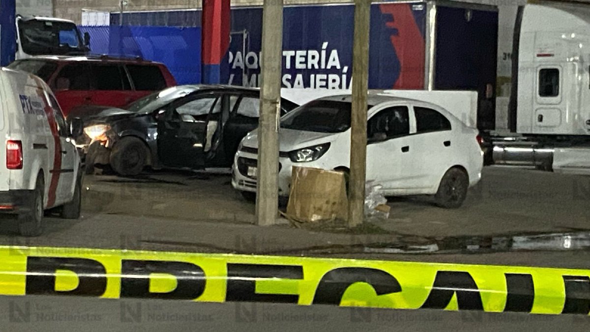 Abandonan dos carros con impactos tras persecución a balazos en San Benito, Culiacán