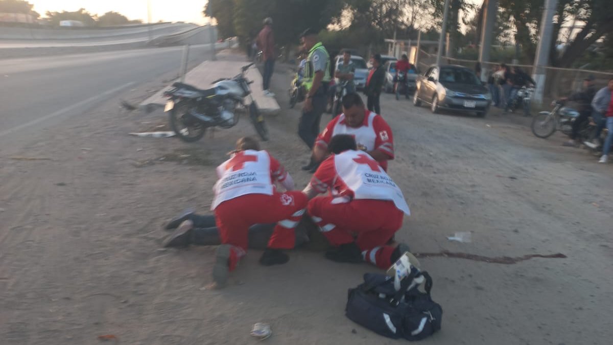 Hombre derrapa por la comisaría de Gabriel Leyva Solano y termina mal herido al lado de la carretera