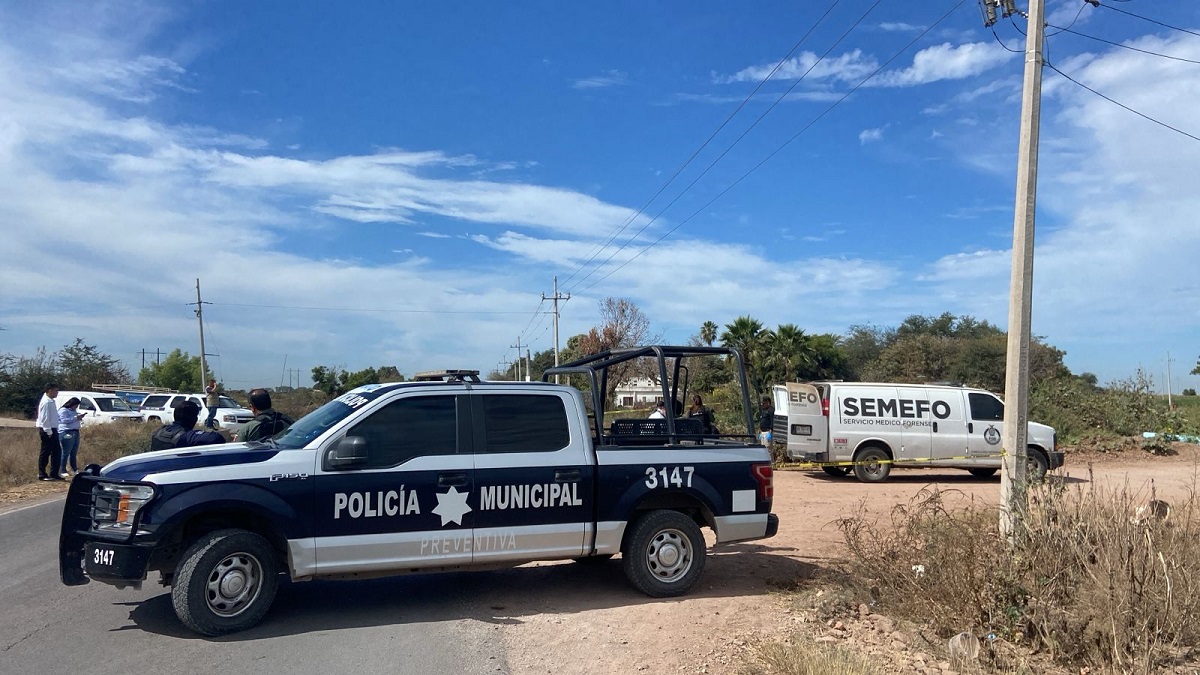 Con mensaje en cartulina y encima de una lona hallan asesinado a hombre en Navolato