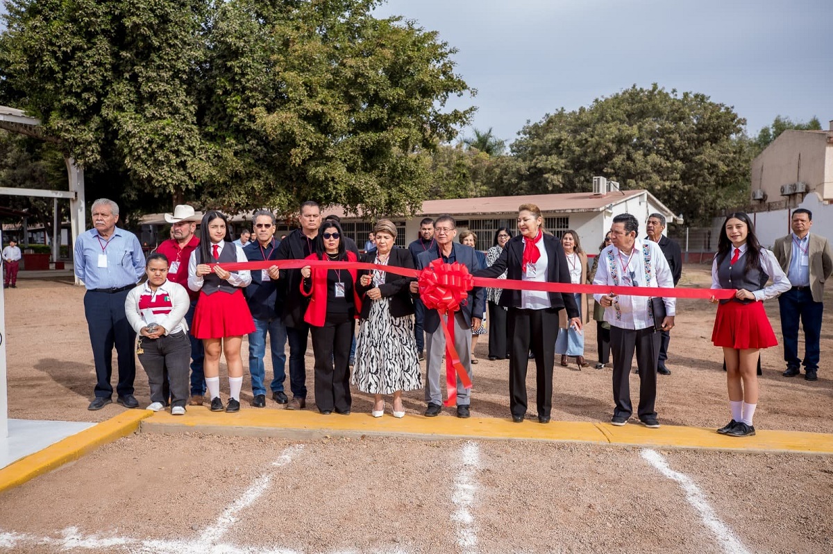 “Para que vean que en Guasave hay músculo educativo”, alcaldesa inaugura pista de atletismo en secundaria ETI 28