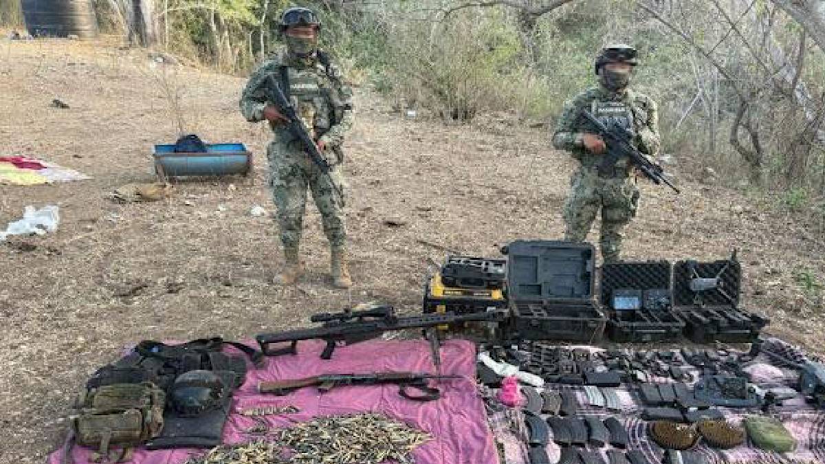 Aseguran dos drones, 31 explosivos, armas y municiones tras enfrentamiento en Rosario