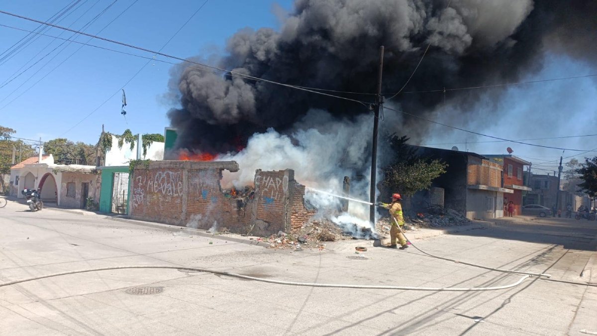 Se movilizan cuerpos de emergencia a incendio en vivienda abandonada en Mazatlán