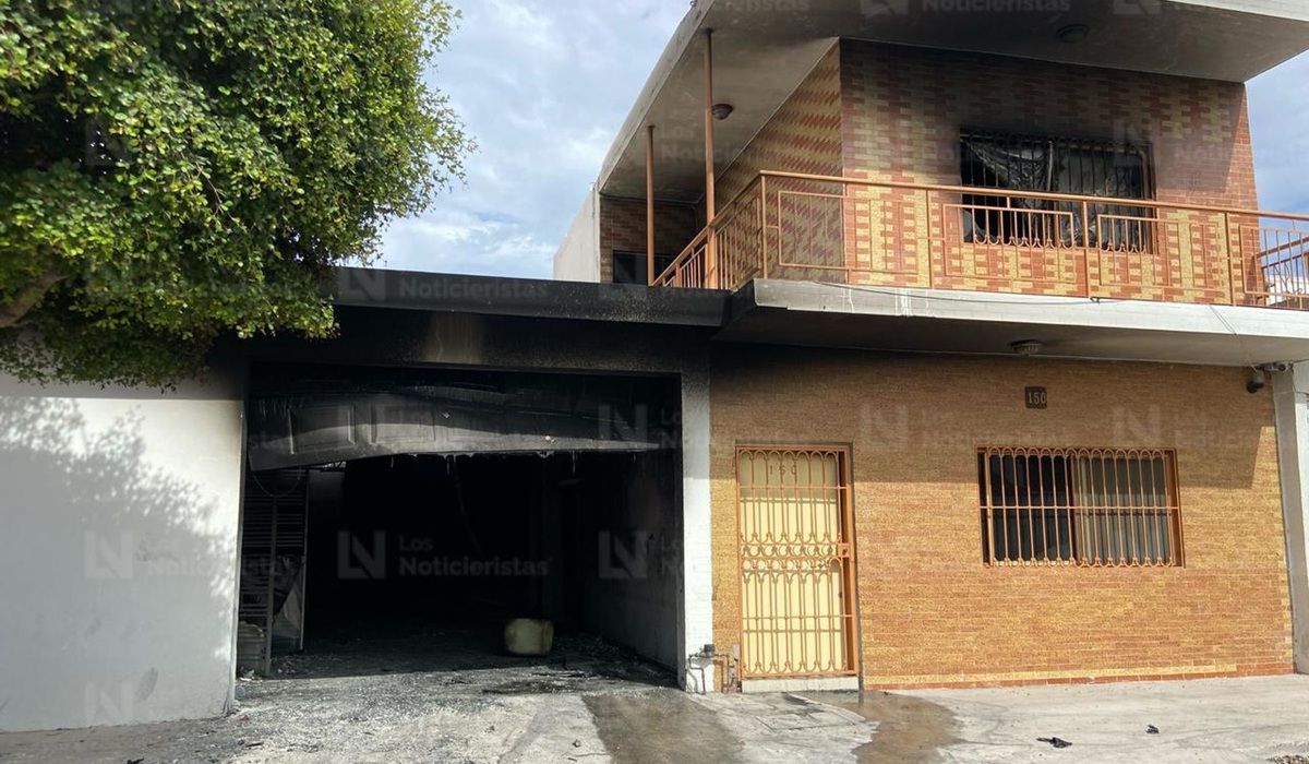 ¡Había Go Karts! Dos bomberos lesionados y vehículos deportivos quemados deja incendio de casa en Culiacán