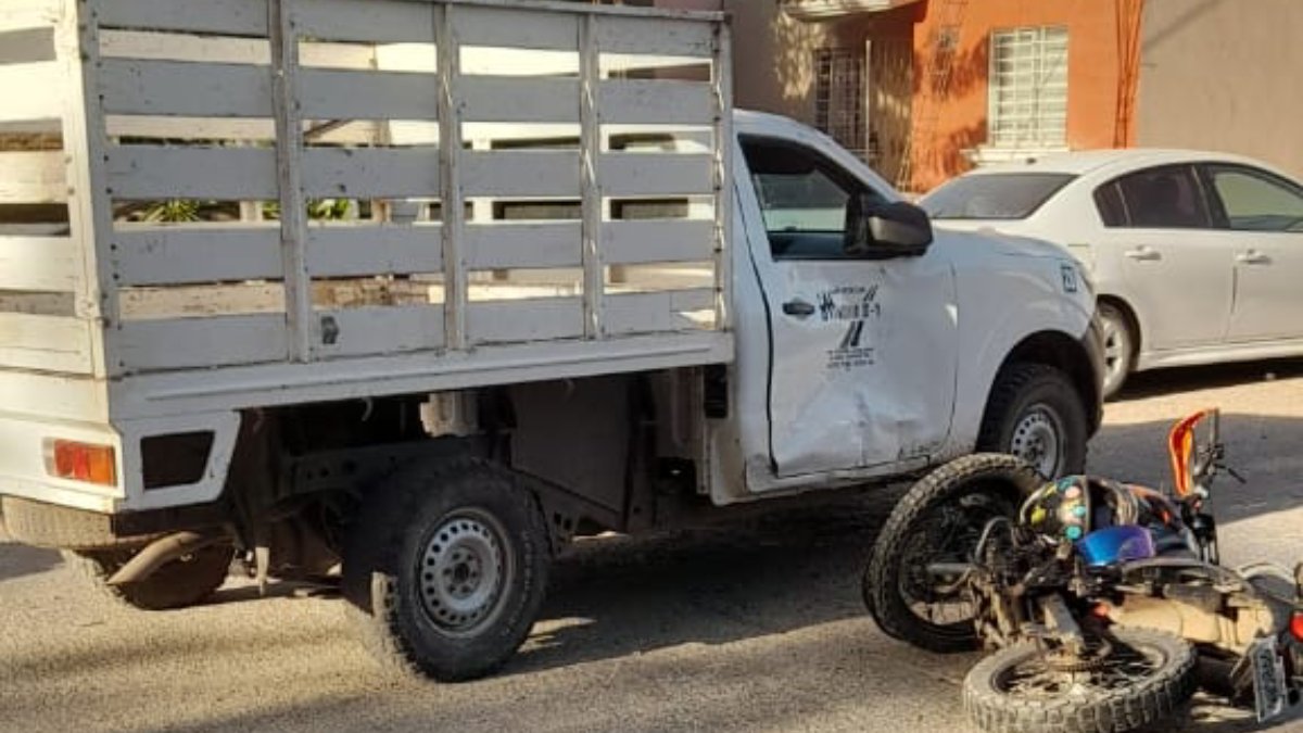 Joven de 19 años embiste una camioneta con su motocicleta y resulta herido, en Guasave