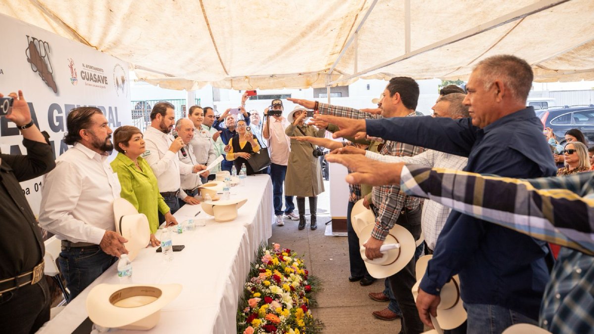Juan Manuel Domínguez rinde protesta como presidente de la Asociación Ganadera Local, en Guasave