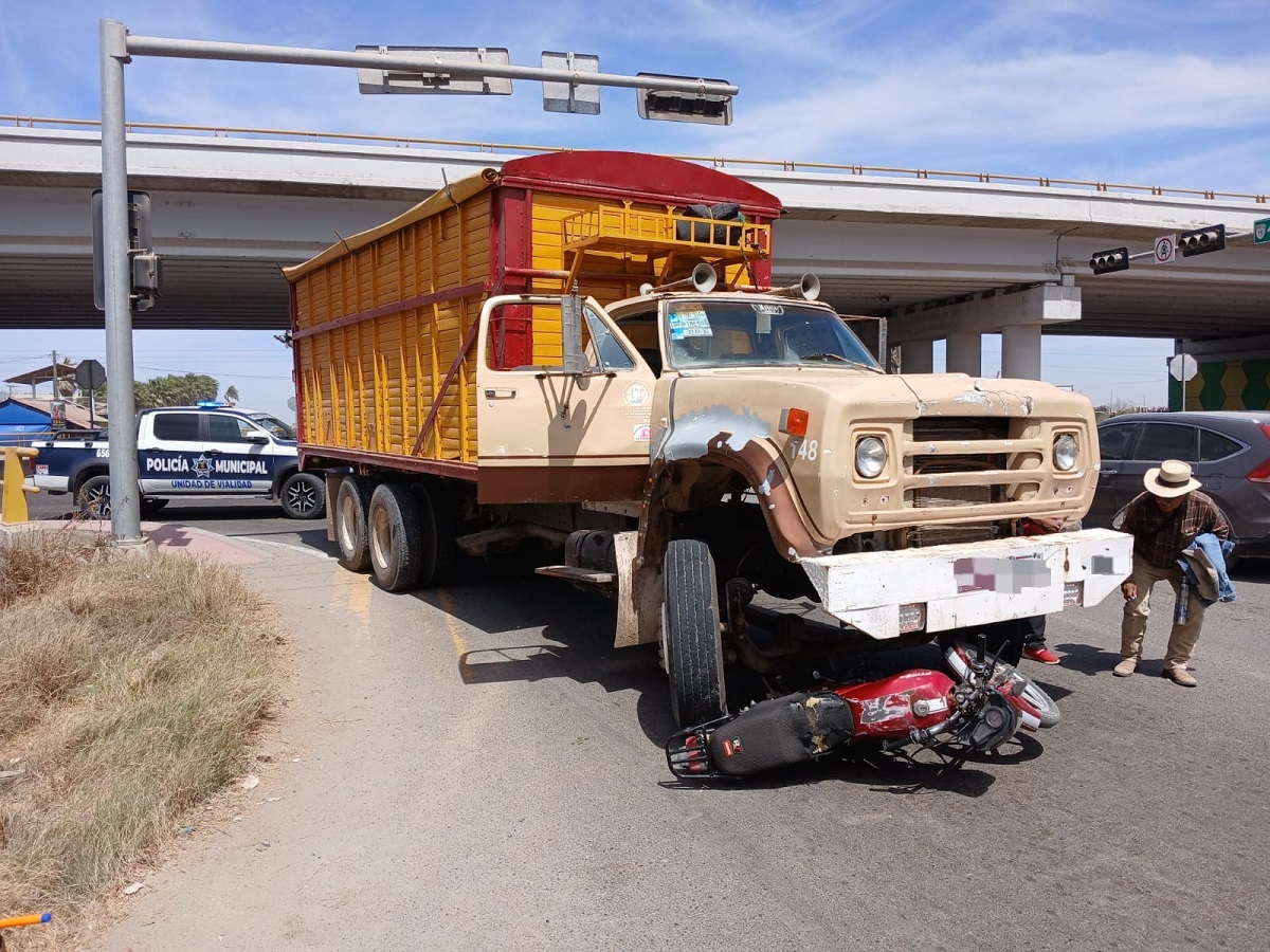 Karime fue arrollada en su moto por un camión de carga en Ruiz Cortines; terminó lesionada