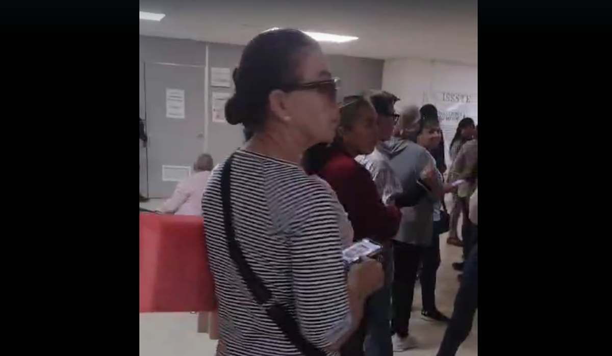 De cientos de metros la fila para alcanzar cita médica en la clínica del Issste en Los Mochis