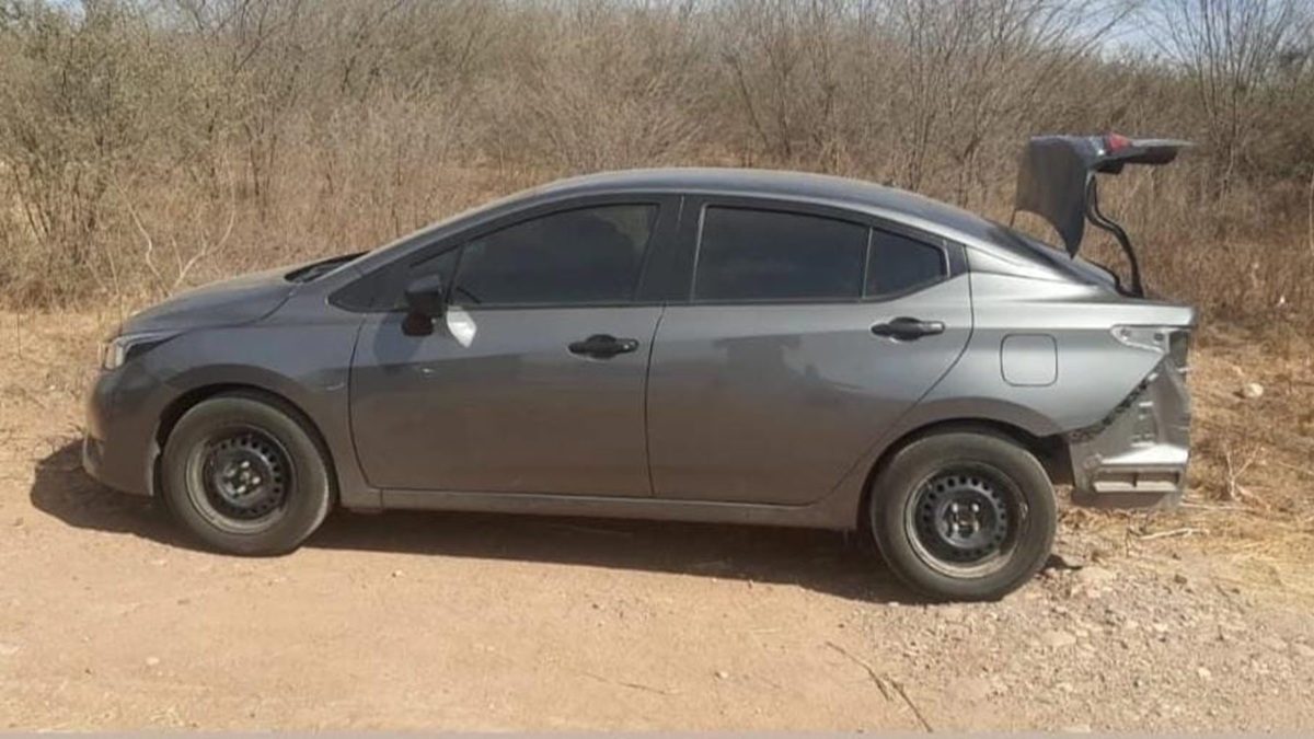 Abandonan vehículo en el Poblado 15, al sur de Culiacán y resulta con reporte de robo