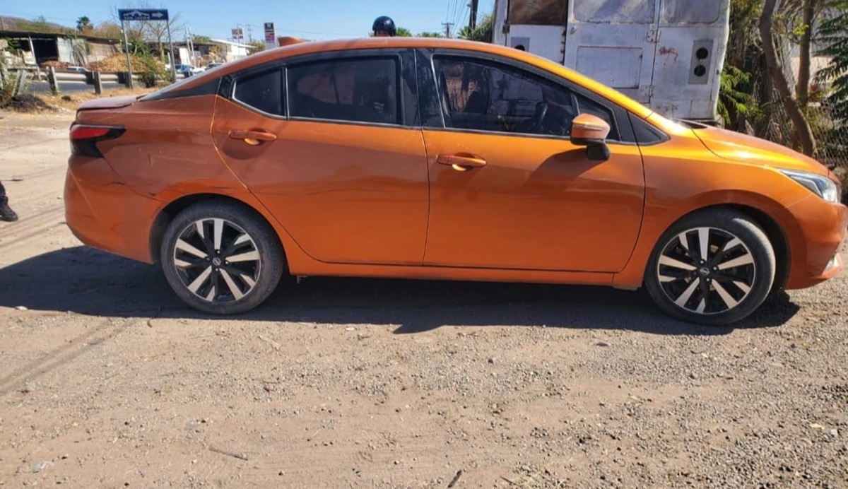 Policías estatales recuperan vehículo con reporte de robo en Campo El Diez, Culiacán