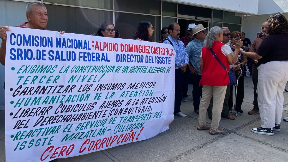 Maestros activos y jubilados en Mazatlán se manifiestan para exigir un alto a la reforma del Issste