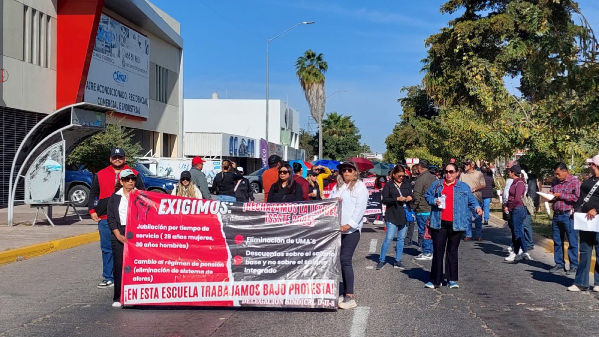 Maestros de Los Mochis se manifiestan pese a cancelación de la reforma a la Ley del ISSSTE