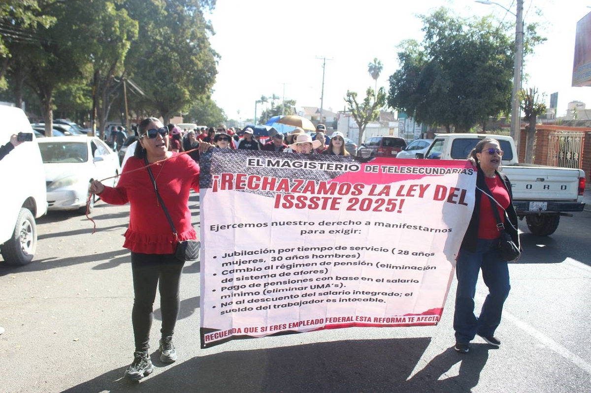 Maestros marchan en Guasave por la abrogación de la reforma Issste 2025, se plantan en Servicios Regionales