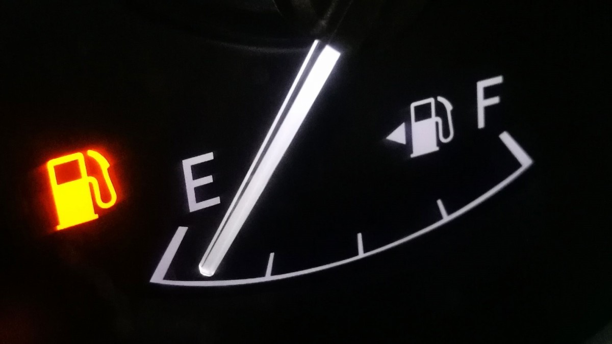Medidor de la gasolina en el tablero del carro