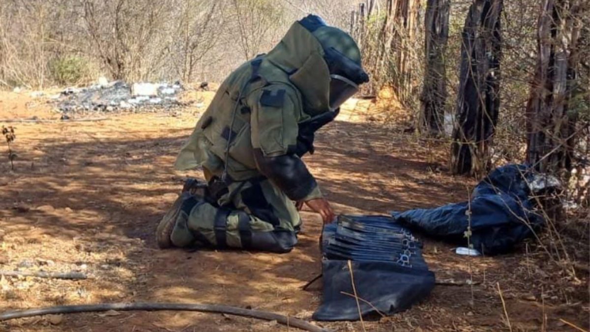 ¡Son en forma de cohete! Militares aseguran 10 explosivos para dron en Caminaguato, Culiacán