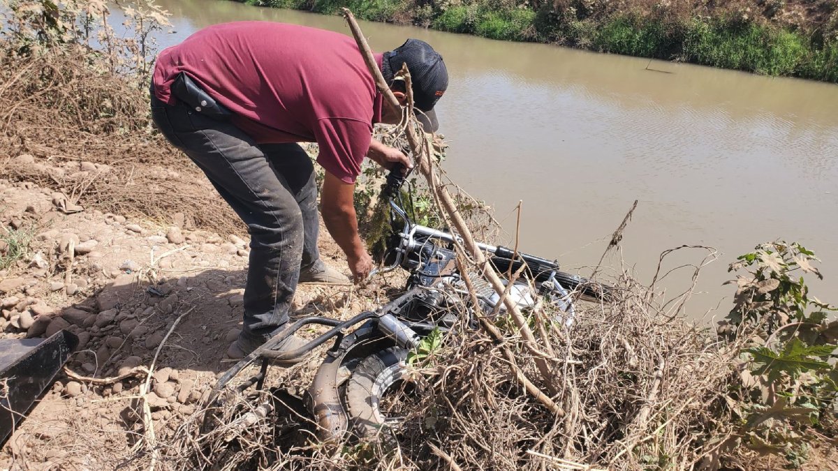 Localizan motocicleta semidesmantelada en el Canal Diagonal, en Guasave