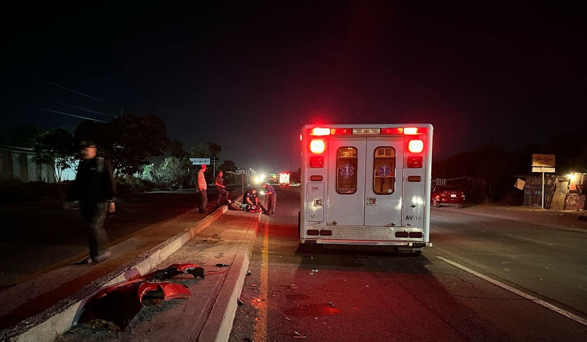 Motociclista resulta gravemente lesionado tras derrapar en la carretera México 15, en Mazatlán