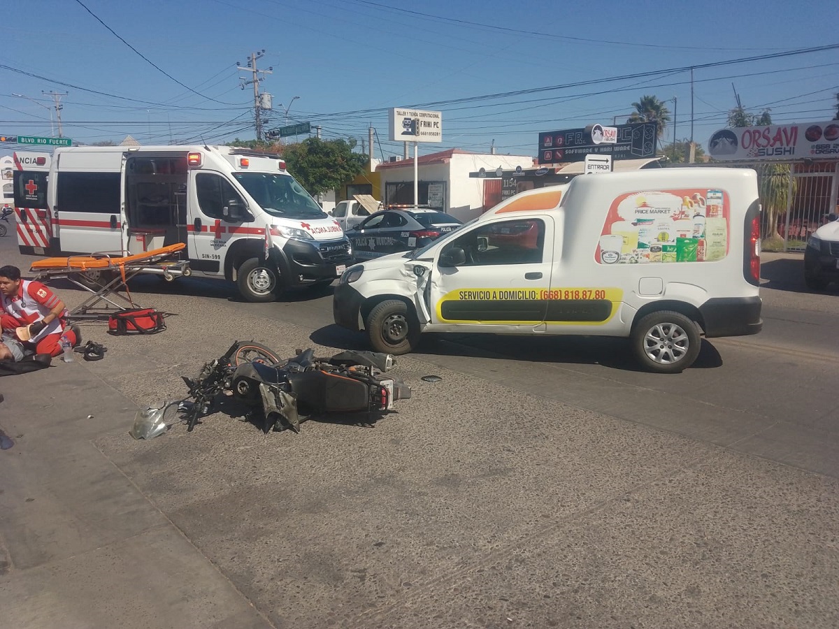 Motociclista resulta con fracturas tras impactarse contra una camioneta en el sector Scally en Los Mochis