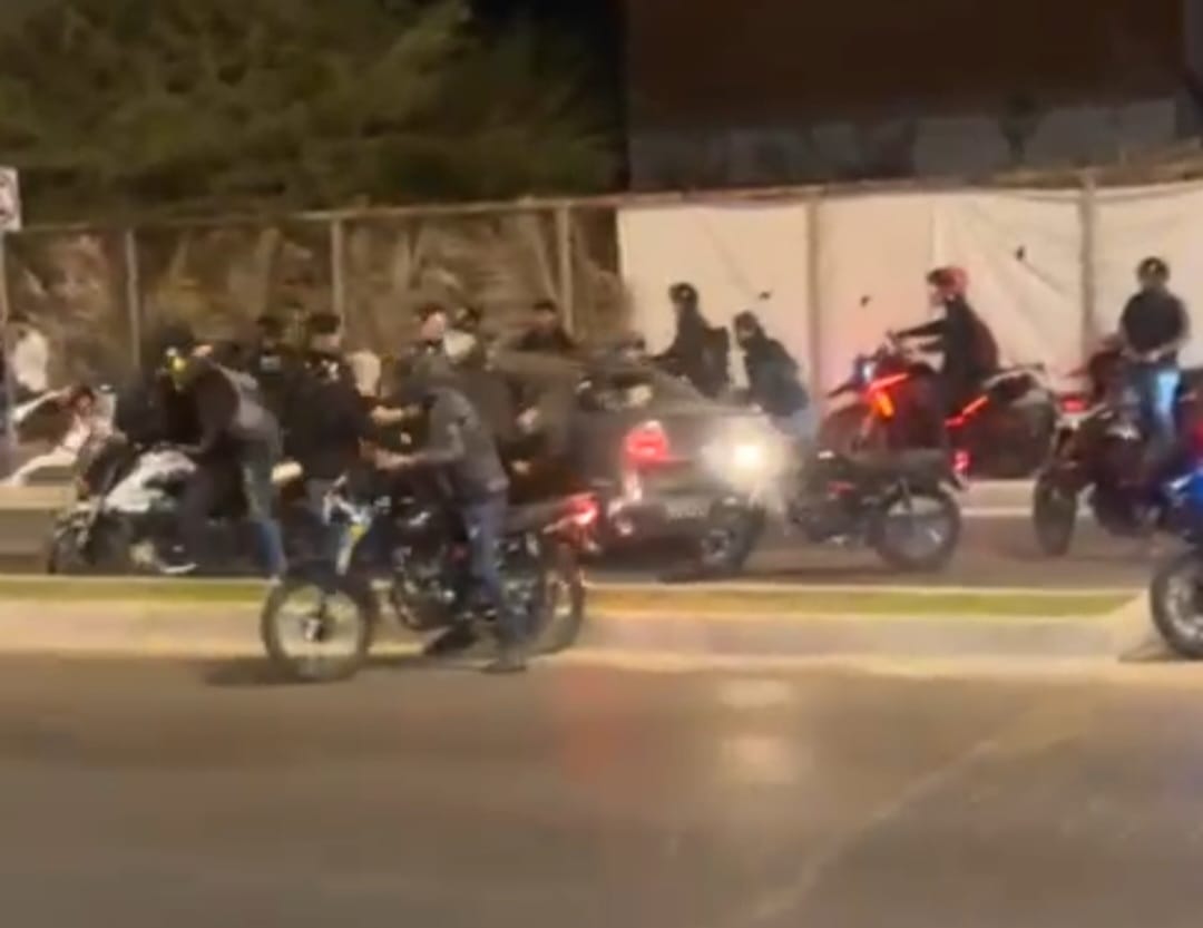 Motociclistas arremeten contra conductor tras incidente vial en Mazatlán